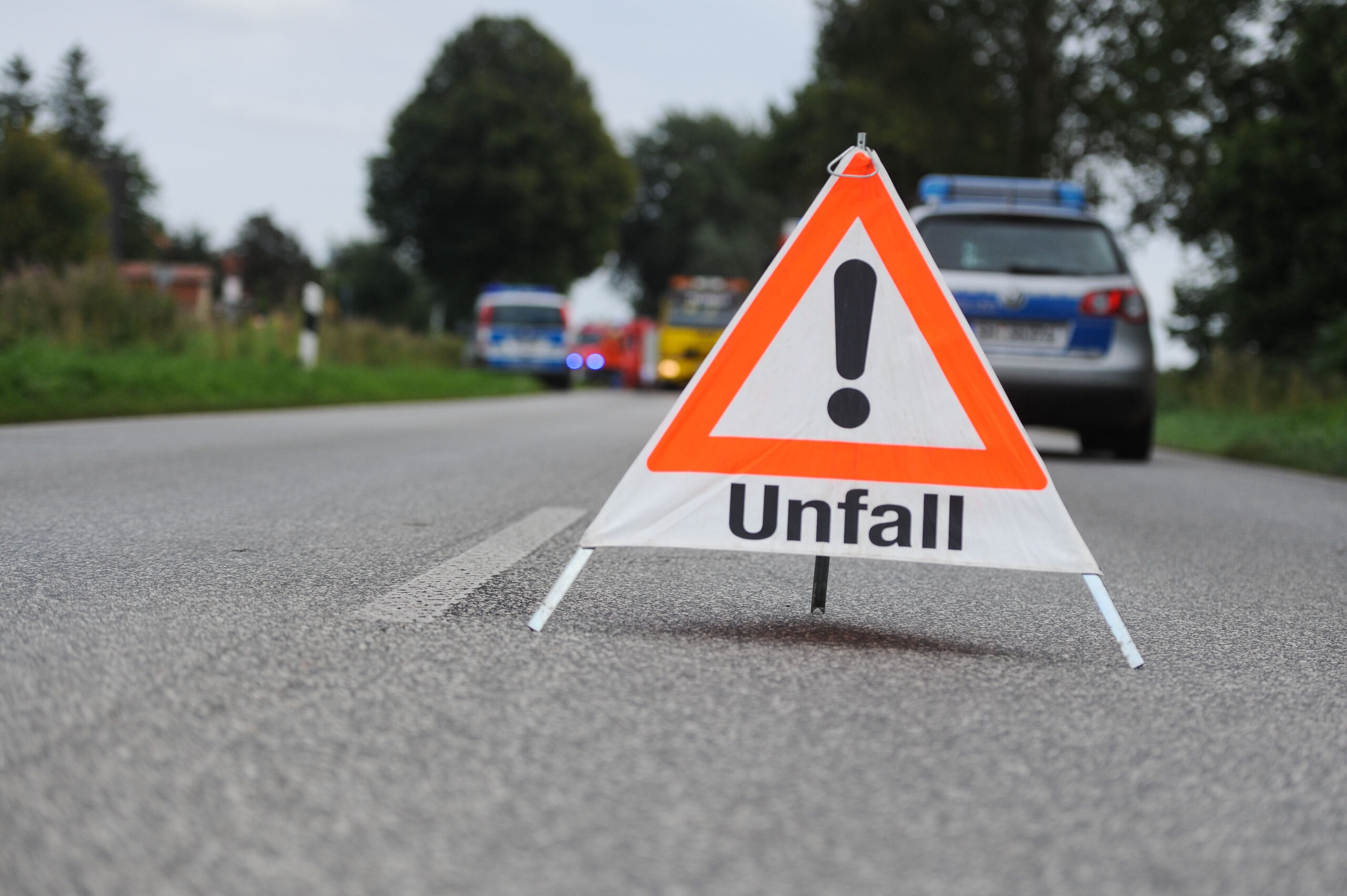 Unfallschild zur Sicherung eines Verkehrsunfalls.