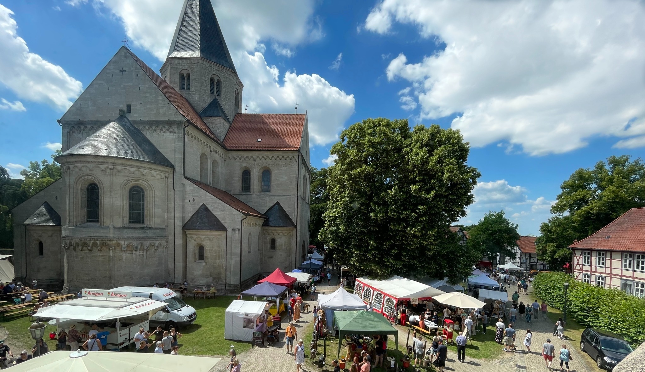 Am 29. Juni 2025 verwandelt sich das historische Gelände um den Kaiserdom für das Domfest wieder in eine farbenfrohe Festmeile.