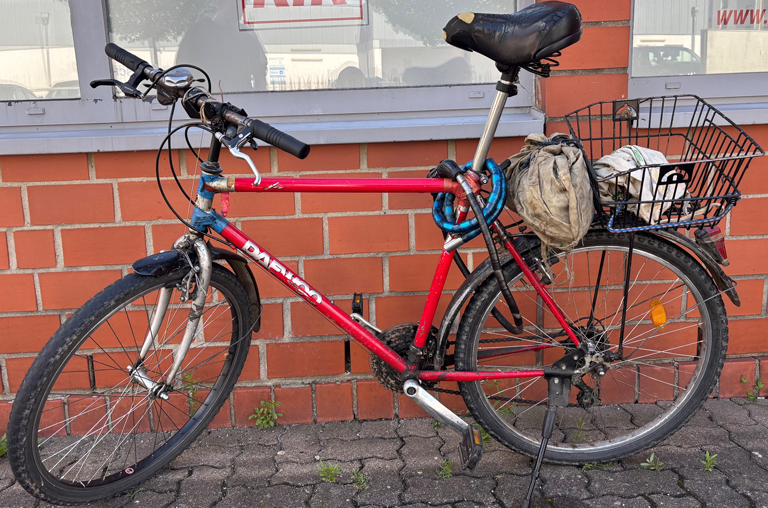 Altes Fahrrad vor Hauswand