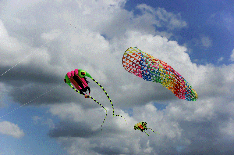 Anfang Oktober wird es bunt am Himmel über Mönchevahlberg. Dann findet dort wieder ein Drachenflugtag statt.