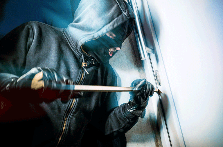 Unbekannte Täter brachen in Wolfenbüttel in einer Schule ein. Sie hebelten Türen aus und stahlen Dinge im Wert von mehreren tausend Euro.