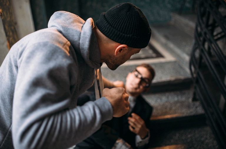 In Wolfenbüttel wurde ein Mann auf dem Heimweg von einer Gruppe Männer verprügelt. Sie brachen ihm einen Knochen.