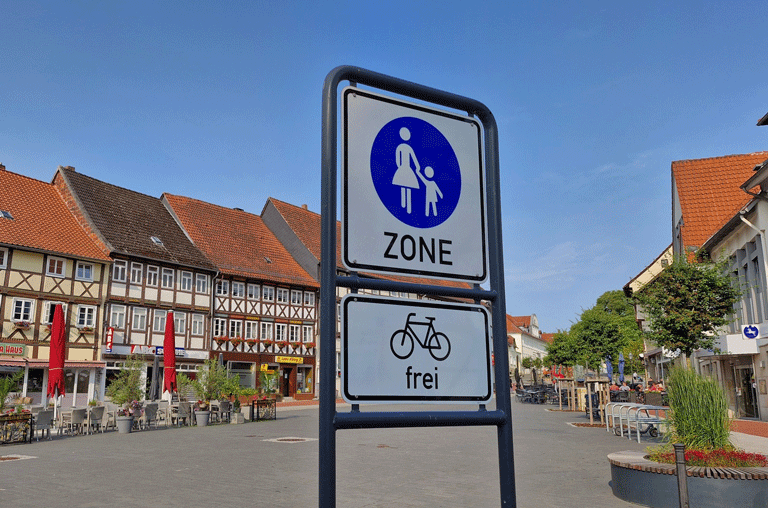 Die Stadt Schöningen hat entschieden, den Fahrradverkehr dauerhaft in den Fußgängerzonen in der Innenstadt zuzulassen.